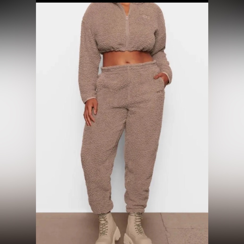 Skims Teddy joggers in desert M